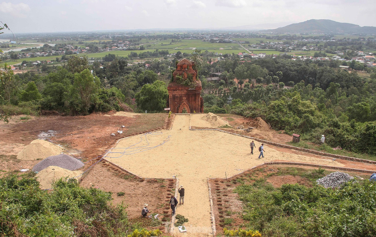 Thời gian qua, dư luận cũng tỏ ra lo ngại việc thi công đưa phương tiện cơ giới đào múc tại khu vực xung quanh Tháp Chính, việc này sẽ tạo rung chấn, ảnh hưởng đến ngôi tháp cổ. Ảnh: Trương Định 