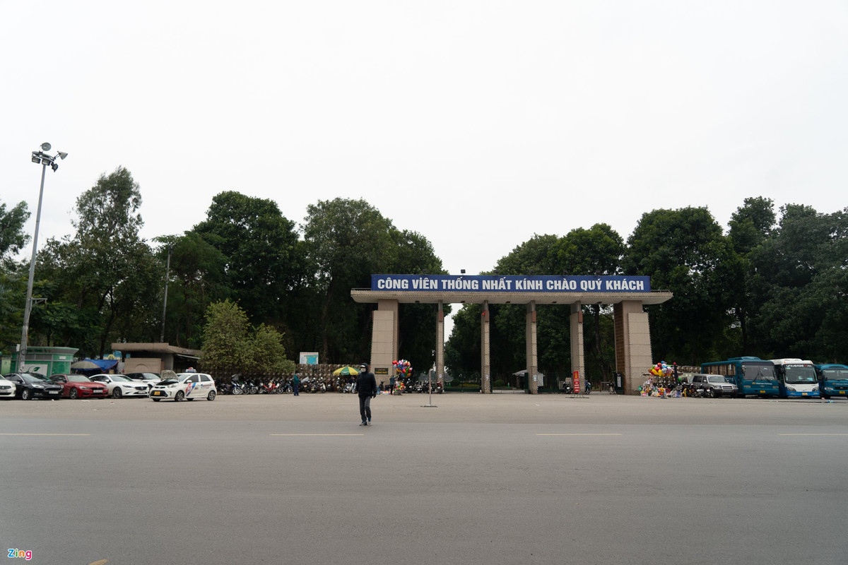 Công viên Thống Nhất còn bị vây bởi những bãi đỗ xe từ trái phép đến có phép.