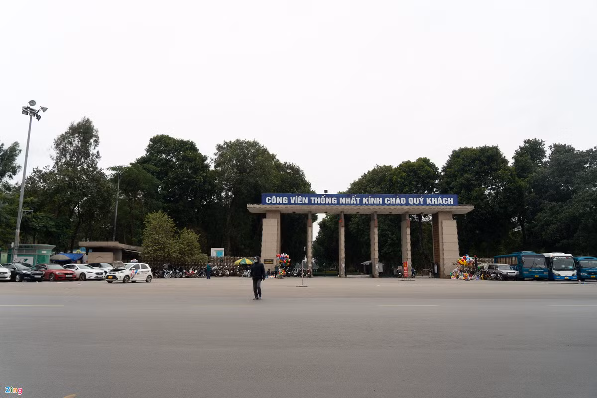 Công viên Thống Nhất còn bị vây bởi những bãi đỗ xe từ trái phép đến có phép.