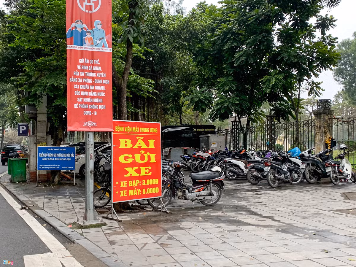 Những bãi xe này chiếm nhiều không gian vỉa hè khiến người đi bộ khó tiếp cận cổng vào. >>> Mời quý vị độc giả xem thêm video: Hàng loạt bức tượng 60 năm tuổi ở công viên Thống Nhất đổi màu lòe loẹt