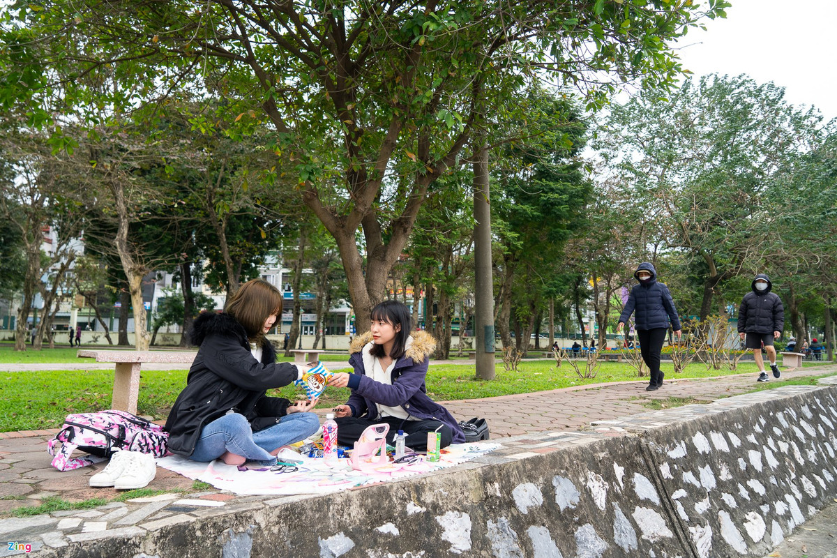 Nhiều người dân tới đây nhận xét công viên Thống Nhất thiếu hụt các không gian đa chức năng phục vụ nhu cầu vui chơi, giải trí và nghỉ ngơi.