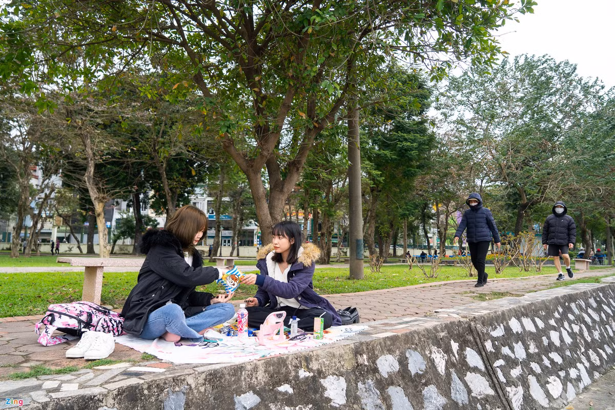 Nhiều người dân tới đây nhận xét công viên Thống Nhất thiếu hụt các không gian đa chức năng phục vụ nhu cầu vui chơi, giải trí và nghỉ ngơi.