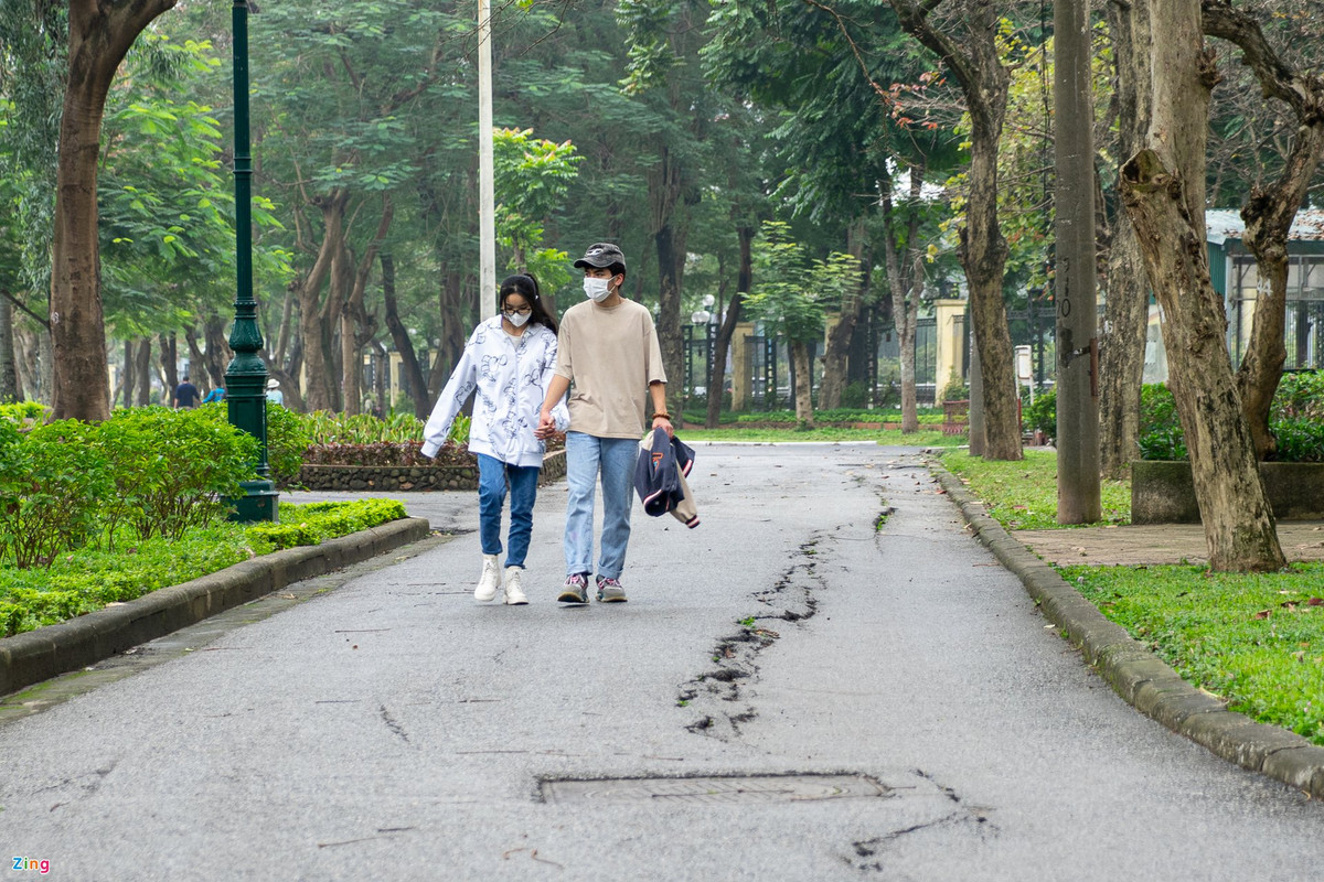 Một số con đường hư hại đến biến dạng. Đường lát gạch bị bung lên, gạch vỡ nằm rải rác trong khi nhiều đoạn đường nhựa lồi lõm, nứt toác.