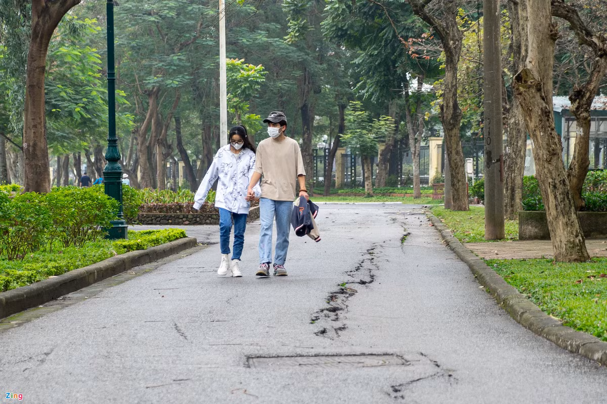 Một số con đường hư hại đến biến dạng. Đường lát gạch bị bung lên, gạch vỡ nằm rải rác trong khi nhiều đoạn đường nhựa lồi lõm, nứt toác.