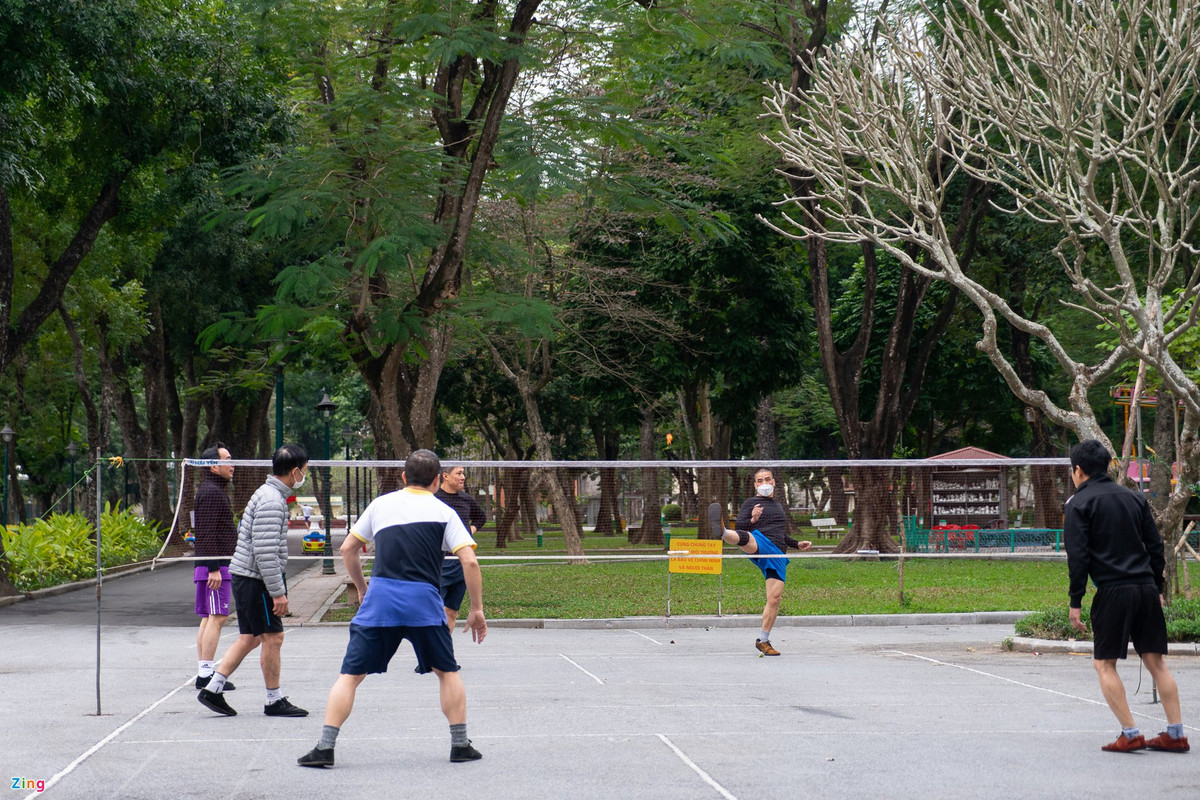 Sân chơi thể thao cho người lớn sơ sài, chủ yếu các khoảng sân trống được tận dụng. 