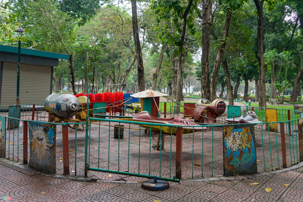 Một số thiết bị cũ nát nhưng không được rào bảo vệ hay có biển báo nguy hiểm. 