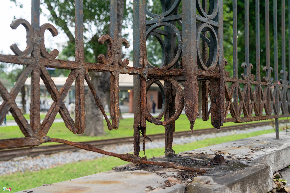 Bên ngoài công viên, đặc biệt trên mặt đường Đại Cồ Việt, hàng rào xuống cấp nghiêm trọng. Nhiều đoạn han gỉ, mất trụ chống.