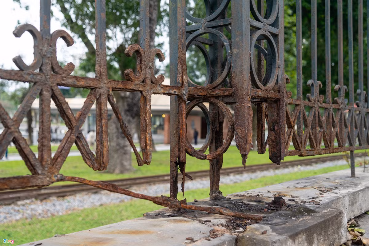 Bên ngoài công viên, đặc biệt trên mặt đường Đại Cồ Việt, hàng rào xuống cấp nghiêm trọng. Nhiều đoạn han gỉ, mất trụ chống.