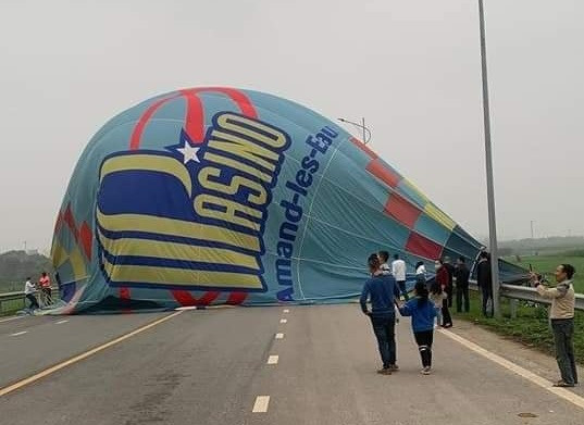 Thực hư việc khinh khí cầu Tuyên Quang bị rơi ngoài đường nhựa - Hình 3 Thuc hu viec khinh khi cau Tuyen Quang bi roi ngoai duong nhua-Hinh-3