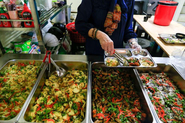 Thực đơn tại đây được thay đổi phong phú theo ngày, mỗi tuần sẽ có từ 2-3 ngày nhà ăn 0 đồng sẽ phục vụ món bún, phở chay... những ngày còn lại sẽ phục vụ cơm chay.