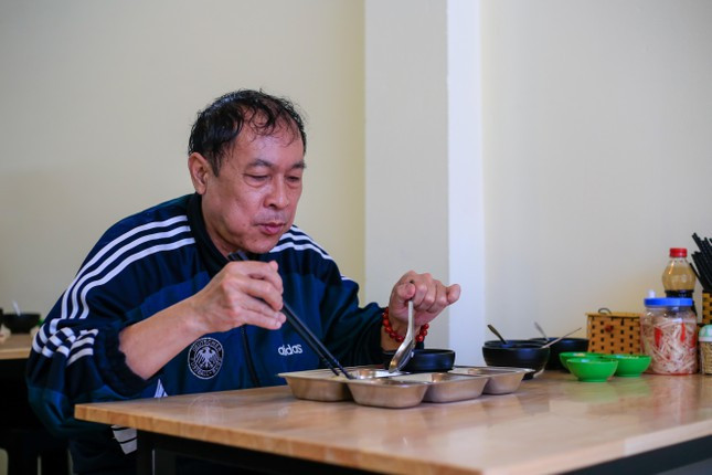 Chú Phạm Hồng Hải (sinh năm 1958, Cầu Giấy), cho biết: "Do dịch bệnh nên nhiều công ty đóng cửa nên tôi vẫn phải ở nhà, được biết nhà ăn Nhất Tâm phục vụ cơm chay 0 đồng nên tôi cảm thấy rất vui, công việc này rất ý nghĩa. Cơm được đầu bếp ở đây nấu rất ngon và vừa phải".