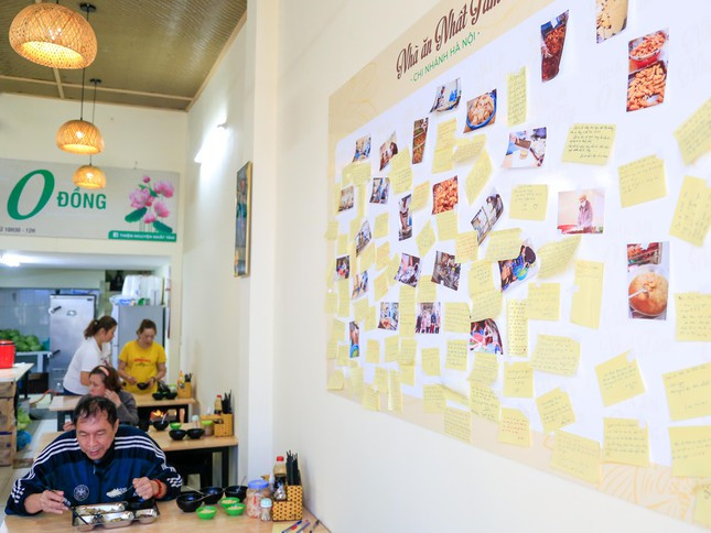 Nhiều người đến đây ăn đều để lại những lời cảm ơn chân thành, được nhà ăn dán trên bảng. "Cảm ơn tấm lòng của mọi người, của những nhà hảo tâm. Bữa ăn nhỏ nhưng giúp đỡ được nhiều người. Mong lòng tốt này, sự chân thành và những việc tử tế như vậy sẽ được lan tỏa rộng rãi hơn nữa ạ", trích trong 1 lá thư.