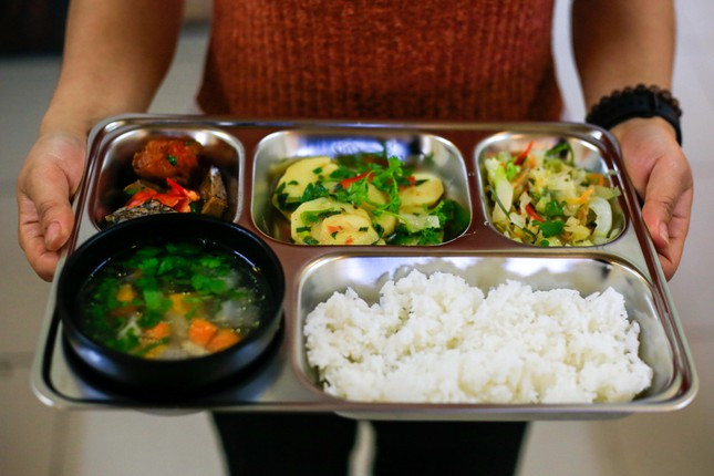 Mỗi suất ăn ở đây đều có canh, 2 loại rau và giò, chả, tôm chay để những người không ăn chay tốt đều có thể dùng được.