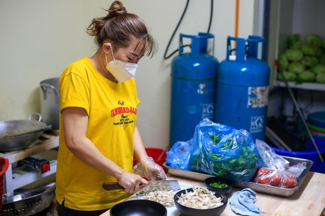"Nhà ăn chay 0 đồng Nhất Tâm là cơ sở đầu tiên tại Hà Nội. Những thành viên đến đây làm đều là tình nguyện viên, mọi người đều làm việc tự nguyện và không có lương. Mỗi ngày chúng tôi chuẩn bị 4 món chính và tráng miệng theo tùy bữa, có hôm có hoa quả, hôm có chè", chị Hoàng Kim Ngọc (32 tuổi) cho biết.