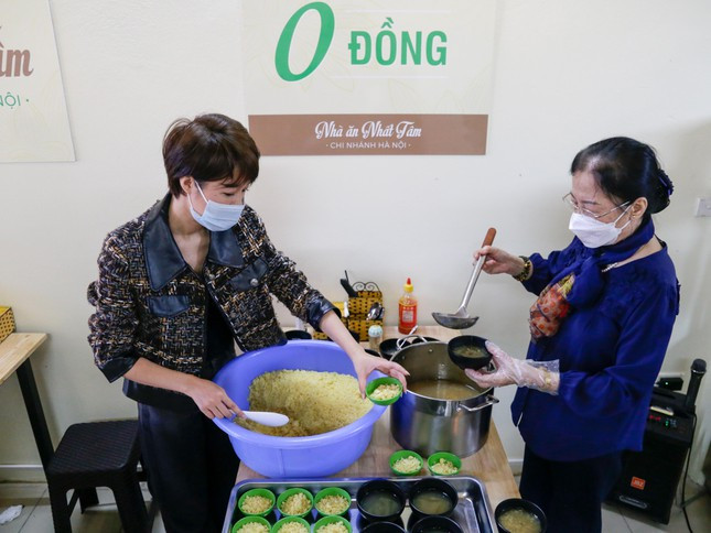 Chị Hoàng Kim Ngọc (32 tuổi, diễn viên, chủ nhà ăn) cho biết: "Nhà ăn mở cửa phục vụ mọi người từ thứ 2 đến thứ 6 hàng tuần, với mong muốn đem lại giá trị tốt đẹp đến cho mọi người cũng như là tôi thực hiện một phần mong muốn của bố mẹ".