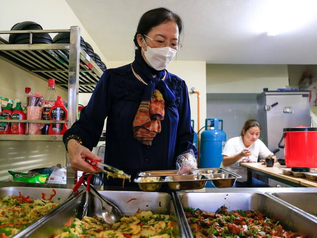 10h30, đồ ăn sẵn sàng phục vụ mọi người. Bà Trần Cẩm Tuyến (mẹ của chị Hoàng Kim Ngọc) chia sẻ: "Mục đích nhà ăn Nhất Tâm có tại Hà Nội là muốn lan tỏa tình yêu thương, cũng như giúp đỡ những người gặp khó khăn, nhất là trong thời điểm dịch bệnh tại Hà Nội đang rất phức tạp và căng thẳng. Không kể giàu nghèo mọi người đều có thể đến đây thưởng thức".