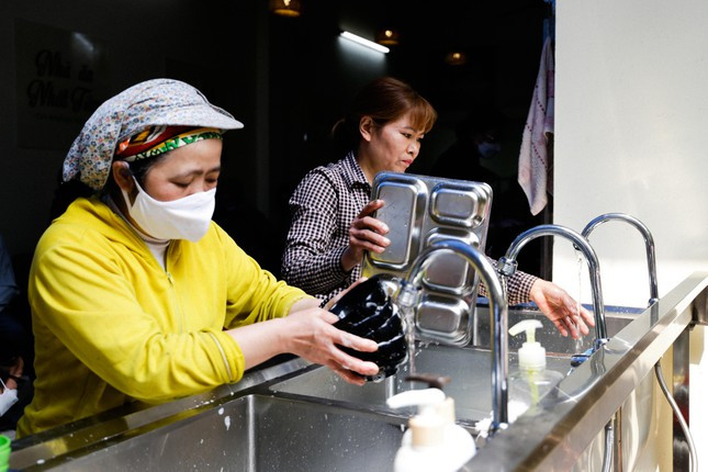 "Lúc đầu còn ngại nên tôi không dám đến đây ăn, nhưng lần đầu đến dùng bữa, thì tôi thấy mọi người rất gần gũi. Nhiều hôm đi làm về ngồi ăn một mình cũng buồn, đến đây vừa có chị em ngồi ăn và làm cùng cảm thấy rất vui", chị Hoàng Thị Loan (sinh năm 1974, Hà Nội) nói.