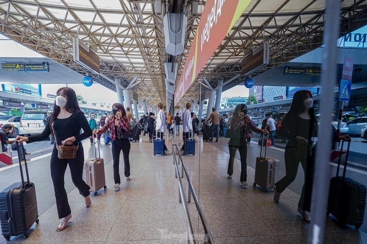 Hôm nay, lượng khách sân bay Tân Sơn Nhất cũng đông hơn ngày thường.