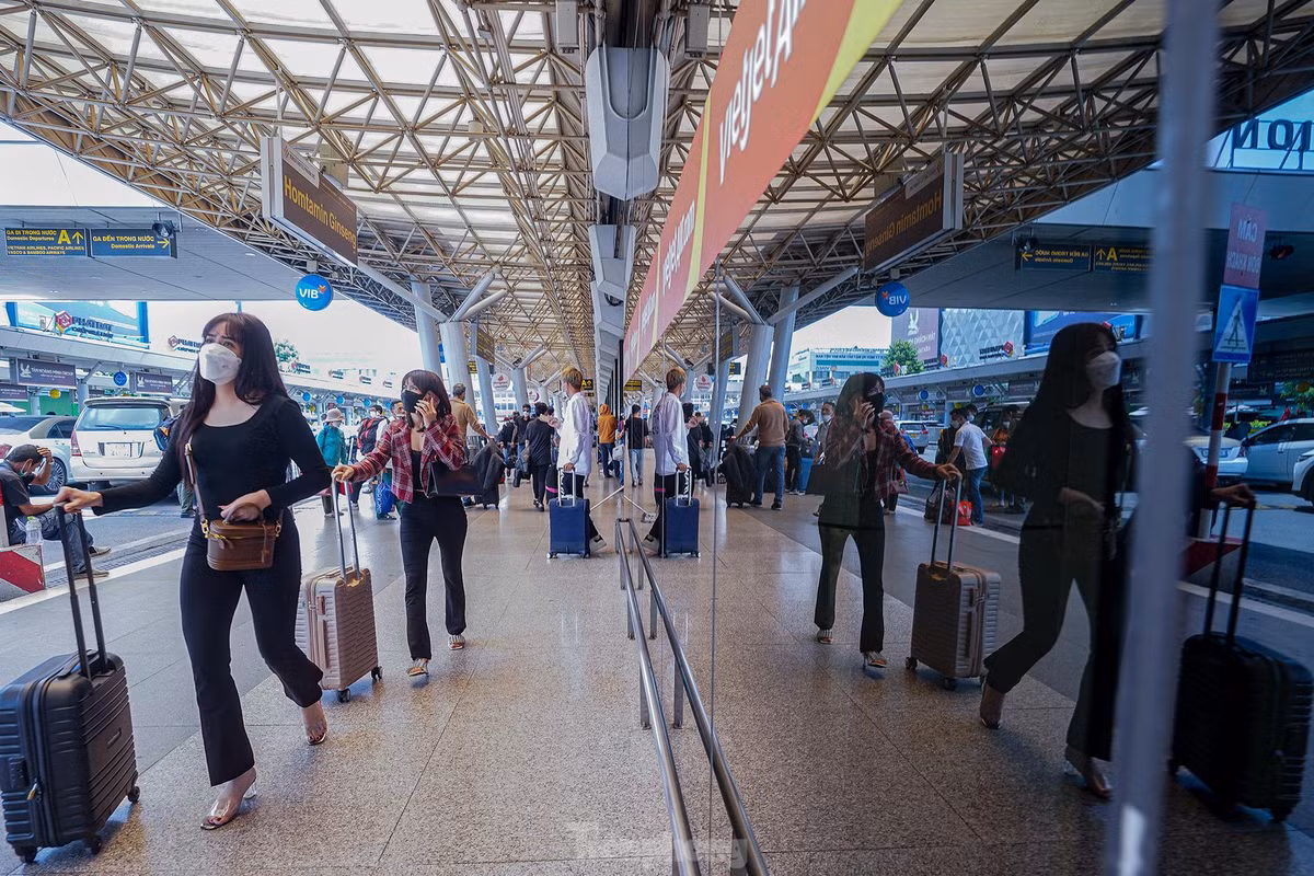 Hôm nay, lượng khách sân bay Tân Sơn Nhất cũng đông hơn ngày thường.