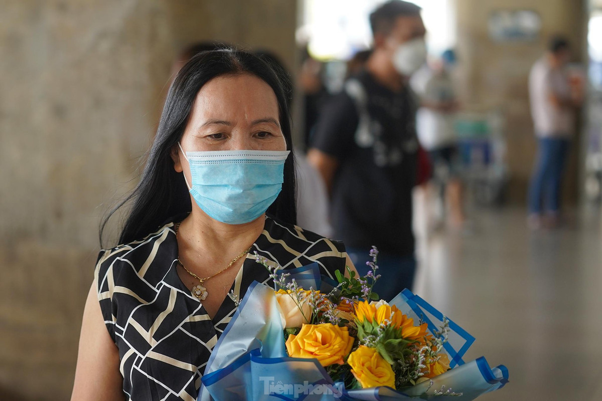 San bay Tan Son Nhat trong ngay dau mo lai duong bay quoc te-Hinh-6