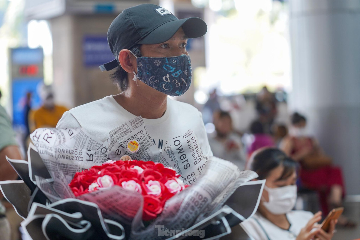 Anh H., chuẩn bị hoa hồng để đón người yêu là du học sinh.