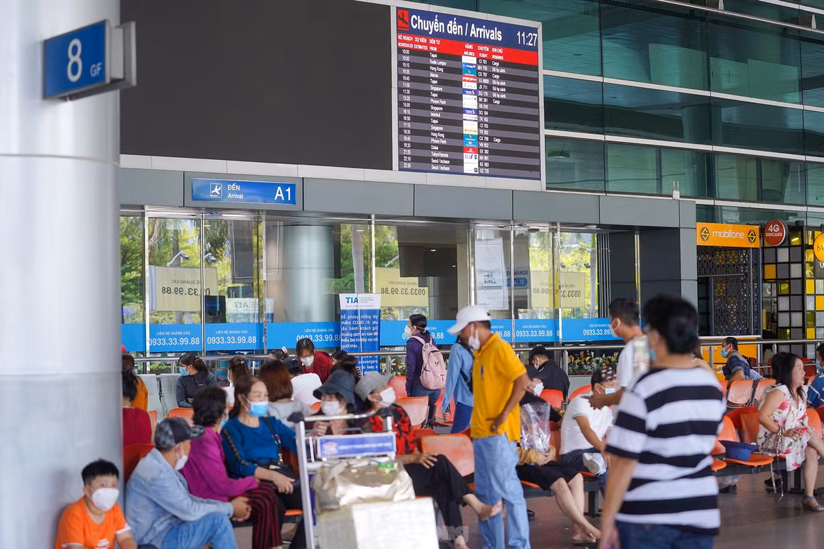 San bay Tan Son Nhat trong ngay dau mo lai duong bay quoc te