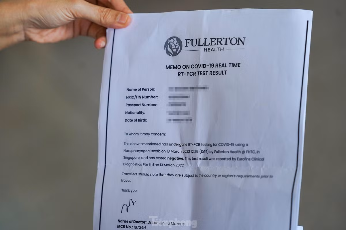 Giấy xét nghiệm PCR của chị Trang. “Từ tháng 3 năm ngoái, tôi kẹt lại bên Singapore cho đến bây giờ. Lúc đó tôi phải nghỉ việc công ty cũ, hiện tại bây giờ tôi làm việc cho Google thị trường Việt Nam, cả nhà tôi đều ở Singapore. Thời gian trước dịch, mỗi tuần đều đặn sáng thứ hai bay qua TPHCM, chiều thứ bảy về Singapore. Ở bên đó, tôi phải đi test PCR, chứng nhận tiêm vắc xin. Đặc biệt là phải in sẵn tờ khai y tế để làm thủ tục hải quan. Vé chuyến này tôi mất hơn 500 đô Singapore trong khi ngày thường, chỉ mất hơn 200 đô Singapore cho một vé khứ hồi”, chị Võ Nguyễn Kim Trang, ngụ quận 12 cho biết.