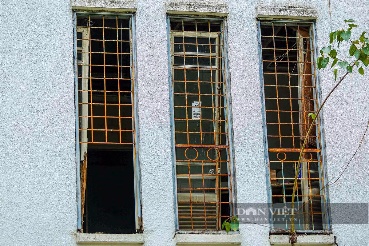 Các hạng mục như mái nhà, các khung cửa sổ đều bị hoen gỉ, xập xệ.