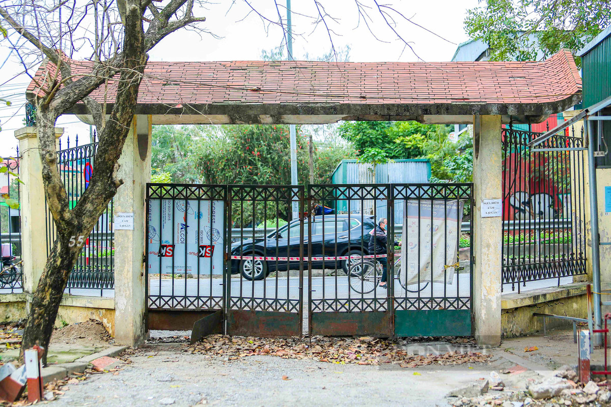 4 mặt tiếp giáp các phố Trần Nhân Tông, Lê Duẩn, Đại Cồ Việt, Nguyễn Đình Chiểu của công viên được ngăn cách bằng hàng rào sắt. Tại một số cổng vào đã xảy ra tình trạng bong tróc, hoen gỉ.