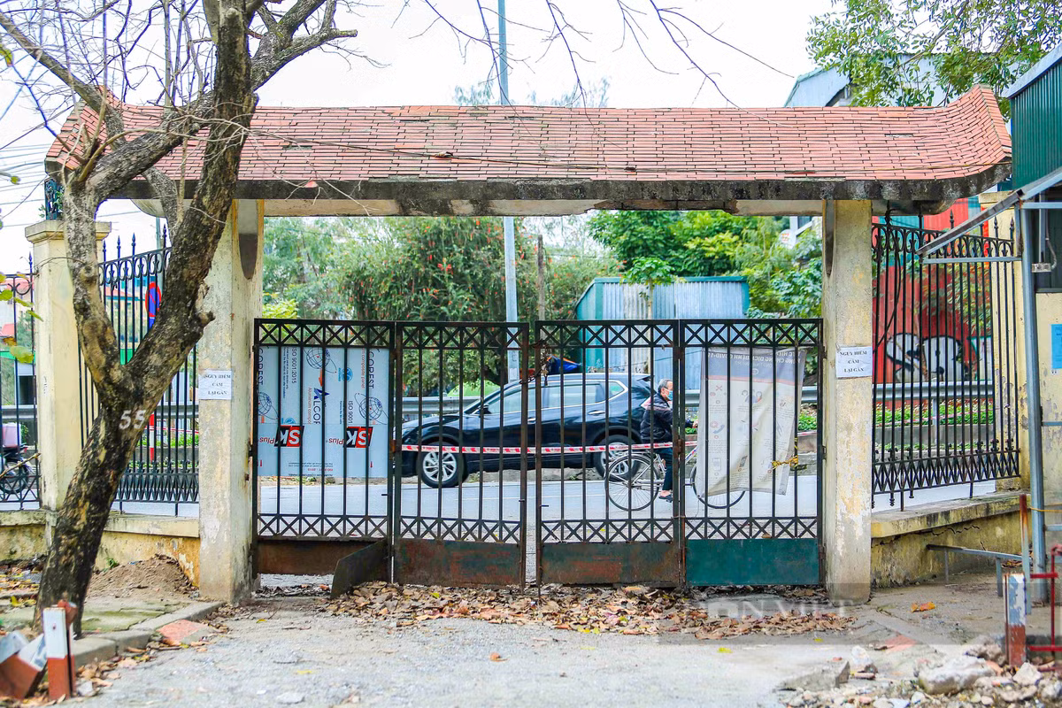 4 mặt tiếp giáp các phố Trần Nhân Tông, Lê Duẩn, Đại Cồ Việt, Nguyễn Đình Chiểu của công viên được ngăn cách bằng hàng rào sắt. Tại một số cổng vào đã xảy ra tình trạng bong tróc, hoen gỉ.