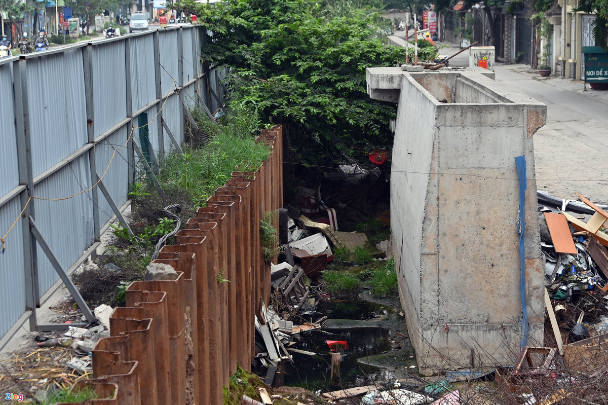Tuyến phố nhếch nhác vì công trường 800 tỷ đồng 'bỏ hoang' - Hình 7 Tuyen pho nhech nhac vi cong truong 800 ty dong 'bo hoang'-Hinh-7
