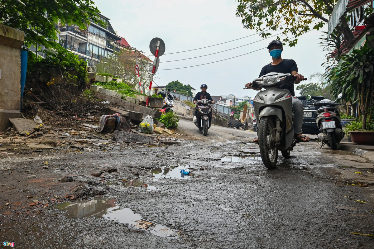 Tuyến phố nhếch nhác vì công trường 800 tỷ đồng 'bỏ hoang' - Hình 11 Tuyen pho nhech nhac vi cong truong 800 ty dong 'bo hoang'-Hinh-11