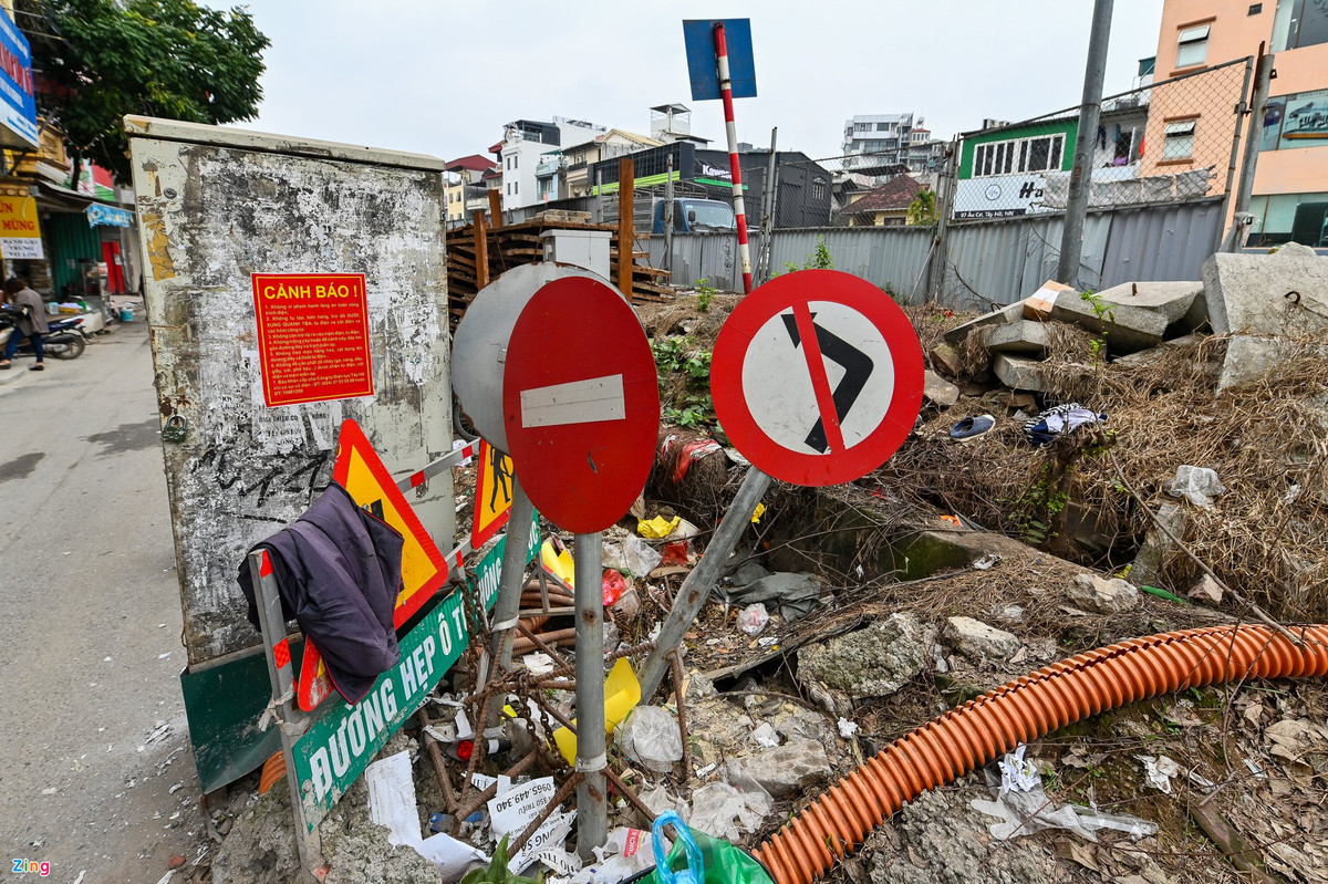 Tuyến phố nhếch nhác vì công trường 800 tỷ đồng 'bỏ hoang' - Hình 4 Tuyen pho nhech nhac vi cong truong 800 ty dong 'bo hoang'-Hinh-4