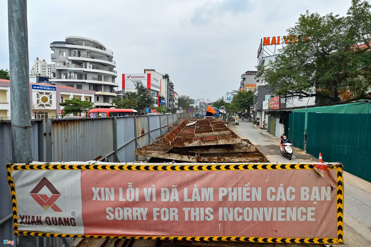 Tại điểm đầu của dự án, ở nút giao khách sạn Thắng Lợi đến phố Tứ Liên chỉ dài gần 300 m nhưng đã ngừng thi công từ hơn một năm nay.