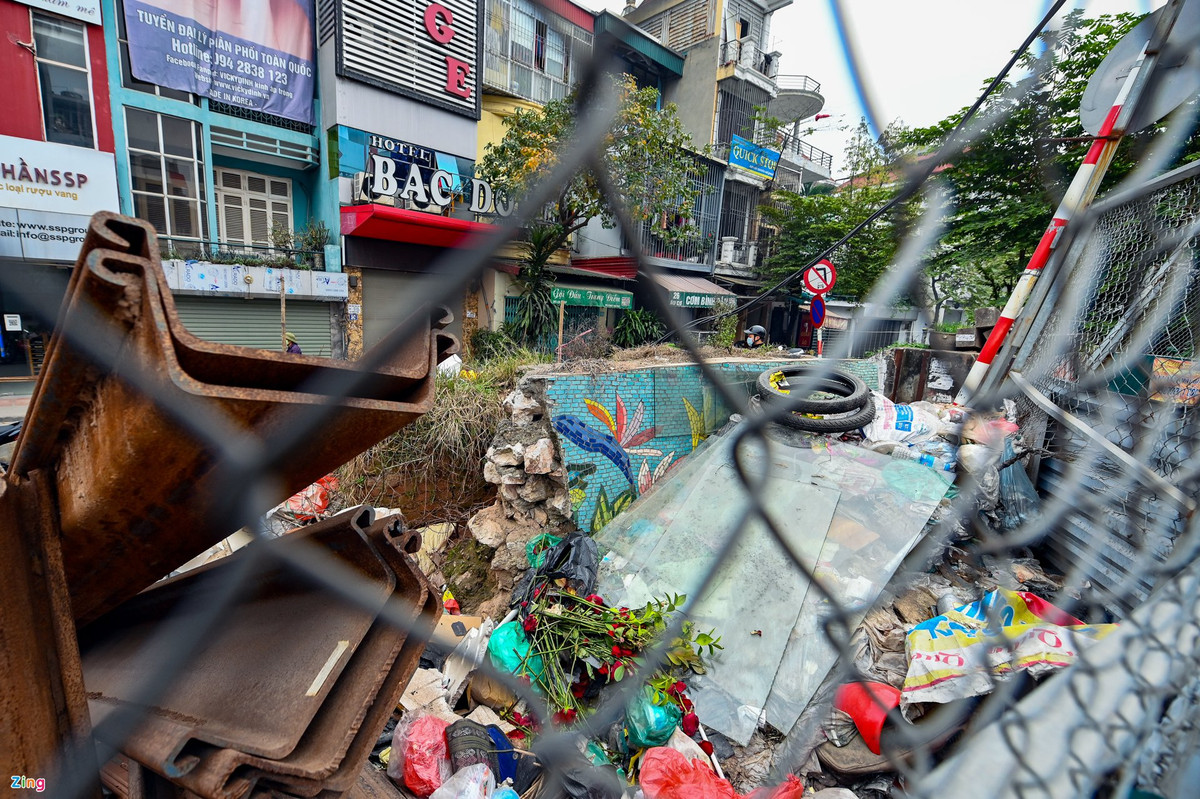 Tuyến phố nhếch nhác vì công trường 800 tỷ đồng 'bỏ hoang' - Hình 10 Tuyen pho nhech nhac vi cong truong 800 ty dong 'bo hoang'-Hinh-10