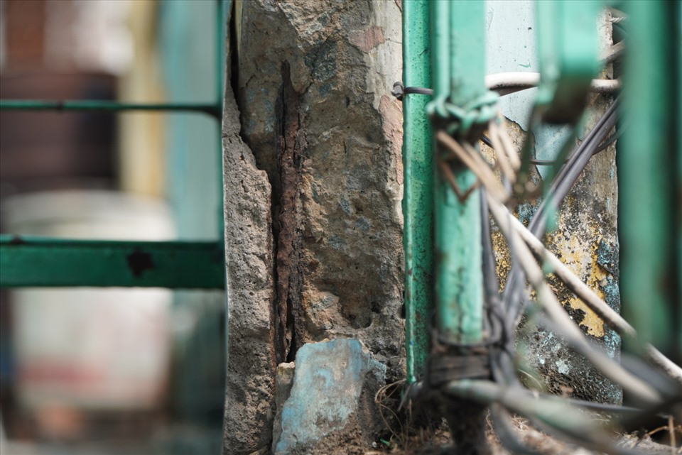 Các vết nứt lớn xuất hiện khắp mọi nơi, từ chân tường cho đến khu vực lan can hành lang.