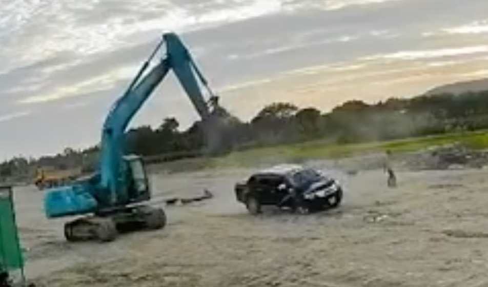 Lời kể của nạn nhân thoát chết dưới những nhát đập của xe máy múc - Hình 3 Loi ke cua nan nhan thoat chet duoi nhung nhat dap cua xe may muc-Hinh-3