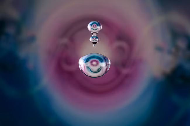 Những bức ảnh này hoàn toàn không dùng đến công nghệ photoshop hay bất cứ trình sửa ảnh nào. Nó khiến cho người ta kinh ngạc về khả năng kết hợp hiệu ứng và nắm bắt khoảnh khắc của nghệ sĩ, nhiếp ảnh gia người Đức này. Trong ảnh là tác phẩm có tên "Giọt trừu tượng".