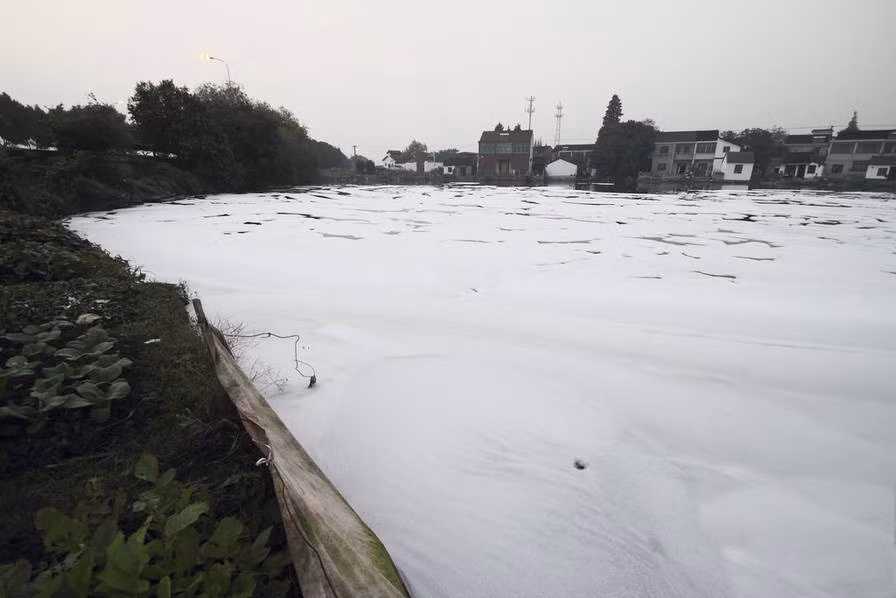 Tuy nhiên, lời giải thích này dường như vẫn chưa thuyết phục người dân, vẫn có những lo ngại về việc ô nhiễm thượng nguồn của những con sông ở Trung Quốc.