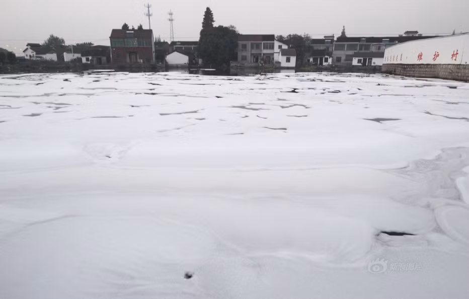 Một số người cho rằng hiện tượng mặt sông nổi đầy bọt trắng này có thể là do quá trình tẩy rửa mặt đường bộ dùng xà phòng, sau khi tẩy rửa, những đám bọt này được dẫn vào cống nước và chảy xuống theo ra sông.