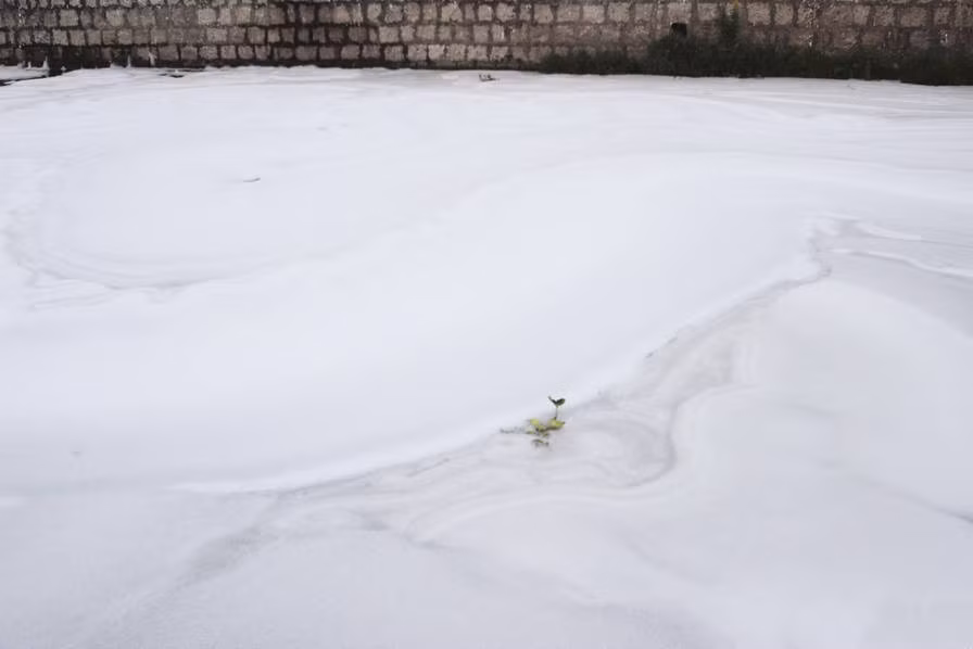 Cận cảnh đám bọt trắng nổi đầy trên sông ở Thiệu Hưng, Chiết Giang.