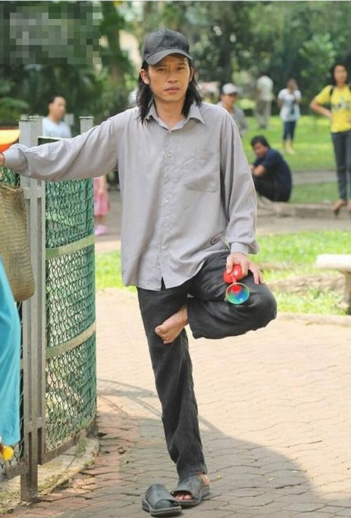 Thân hình "lá lúa" với chiều cao nổi trội khiến trông như một nông dân chính hiệu.