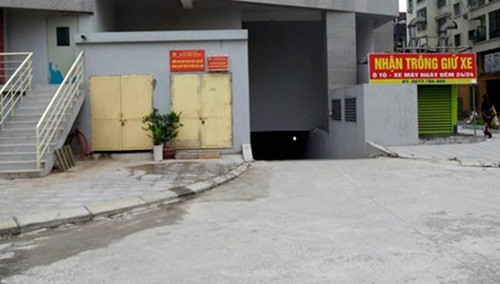 Trước cửa hầm để xe nơi phát hiện cháu bé bị rơi xuống.