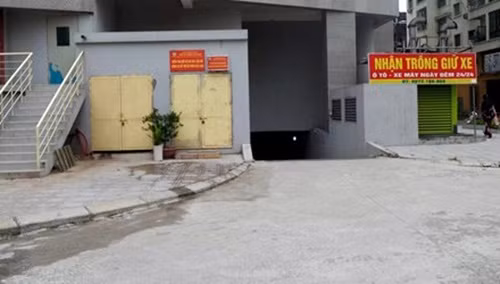 Trước cửa hầm để xe nơi phát hiện cháu bé bị rơi xuống.