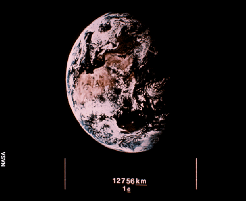 Tàu thăm dò còn mang theo thông điệp của tổng thống Mỹ lúc bấy giờ Jimmy Carter, trong đó ông viết cho nền văn minh nào tìm thấy còn tàu: "Đây là món quà từ thế giới nhỏ bé xa xôi, một dấu hiệu của âm thanh, khoa học, hình ảnh, âm nhạc, suy nghĩ và cảm nhận của chúng tôi". "Chúng tôi sẽ cố gắng sống sót trong thời gian của chúng tôi để có thể sống cùng các bạn". Có thể vì Chiến tranh Lạnh đang diễn ra khi đĩa ghi được thiết kế nên thông điệp hoà bình của nó tiếp tục truyền cảm hứng cho con người đến ngày nay. Trái Đất nhìn từ vũ trụ. Hình ảnh giúp người ngoài hành tinh có thể nhận ra Trái Đất từ xa. Bên cạnh đó trong đĩa còn có ảnh hệ Mặt Trời, một số hành tinh trong hệ Mặt Trời.