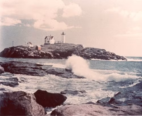 Một số hình ảnh về Trái Đất và bề mặt Trái Đất được gửi đi có: ảnh các lục địa trôi dạt, rừng cây, đụn cát, sông, rừng. Ảnh: NASA. Voyager 1 đang cách Trái Đất 19,9 tỷ km, các thiết bị điện của nó được dự kiến sẽ tồn tại đến năm 2025 khi máy phát điện nội bộ ngừng hoạt động. Con tàu đang trôi dạt không theo hướng xác định nhưng sẽ bay qua một ngôi sao thuộc chòm Đại Hùng, Gliese 445, cách ngôi sao này 1,6 năm ánh sáng trong vòng 40.000 năm nữa.