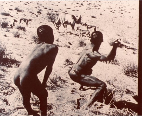 Người ở một bộ tộc châu Phi đang đi săn. Đây là một trong những ảnh về những tộc người trên Trái Đất như người Anh, châu Phi, Thái Lan, Ấn Độ, Thổ Nhĩ Kỳ.