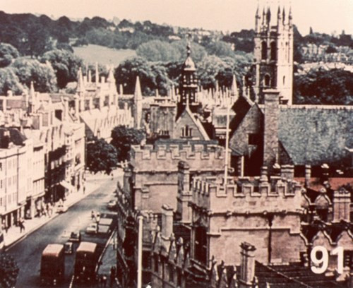 Thành phố Oxford. Trong đĩa có ảnh của các thành phố lớn như Oxford, Boston, Sydney, Taj Mahal, ảnh toà nhà Liên Hợp Quốc chụp vào ban ngày và ban đêm, đường phố Pakistan, đường phố Ấn Độ.