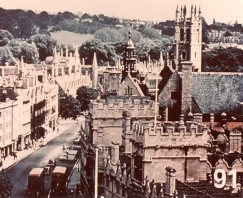 Thành phố Oxford. Trong đĩa có ảnh của các thành phố lớn như Oxford, Boston, Sydney, Taj Mahal, ảnh toà nhà Liên Hợp Quốc chụp vào ban ngày và ban đêm, đường phố Pakistan, đường phố Ấn Độ.