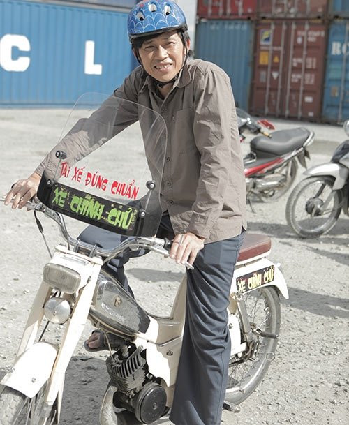 Khi ngồi ghế nóng hay các sự kiện quan trọng Hoài Linh thường mặc vest để giấu cơ thể "da bọc xương". Tuy nhiên khi đảm nhiệm những vai diễn quê mùa, nông dân, vẻ xác xơ của anh khó có thể che giấu.